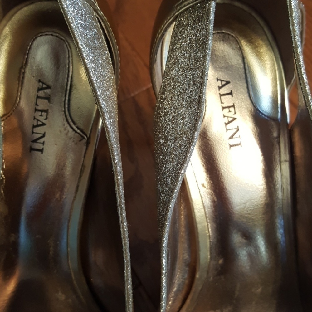 GOLD Alfani heels. - Picture 4 of 7